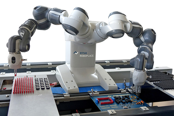 Innovative Automation Solution: With its flexible 2-arm gripper technology, the Ersa ROBOPLACE takes over the repetitive tasks of populating THT components before the selective soldering system – without requiring safety enclosures