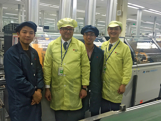 Close to the customer: KSL Manager David Chen (right) and Ersa General Sales Manager Rainer Krauss (2nd on the left) with Kimball employees in Nanjing (China)