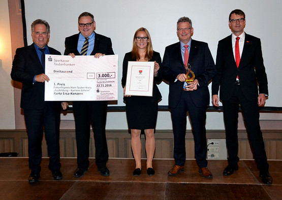 Great joy with Kurtz Ersa about 1st place in the Future Prize with the subject “Apprenticeships – careers at home” – representing the group: CFO Thomas Mühleck, HR Manager Verena Bartschat and CEO Rainer Kurtz with the Chairman of the Jury, District Admin