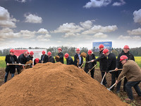 Groundbreaking ceremony in Wiebelbach on 27 April, 2017 for the Kurtz Ersa central warehouse – among others with CEO Rainer Kurtz (5th from right) and Kreuzwertheim’s Mayor Klaus Thoma (7th from right)