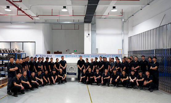Strong team performance at Kurtz Zhuhai Manufacturing: The 2,000th HOTFLOW reflow soldering machine – a 3/26XL – is ready for delivery