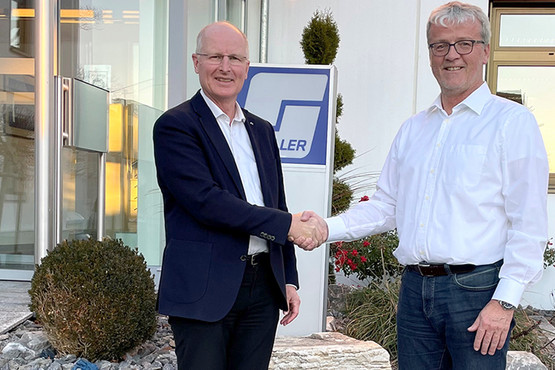 Here´s to good cooperation: Stefan Schiller, Managing Director of Schiller Automation (right), and Dr. Michael Wenzel, Managing Director of Kurtz Ersa Automation