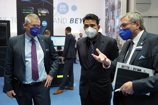 High-ranking visitor at the Ersa booth: Mohit Yadav, Consul General of the Republic of India for Bavaria and Baden-Württemberg (center), with Kurtz Ersa CEO Rainer Kurtz (left) and Ersa General Sales Manager Rainer Krauss