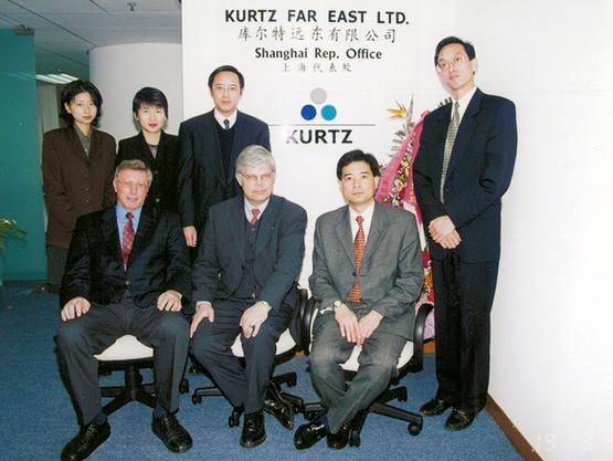 On the way to becoming a global player - Walter Kurtz and Erich Streichsbier and their Asian colleagues in Hong Kong, where the Kurtz Far East branch was founded in 1988